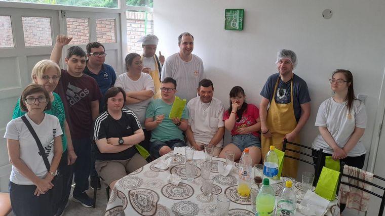 Fundación Brisas de Cambio prepara pan dulce y budines para esta Navidad