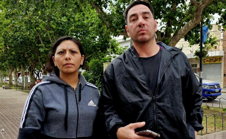 Mamá y papá de Lázaro, el chico brutalmente agredido por una patota en Córdoba.