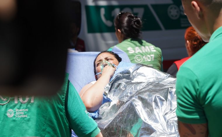 El edificio afectado está en Leandro N. Alem 668, en el bajo porteño. (Foto: Télam)
