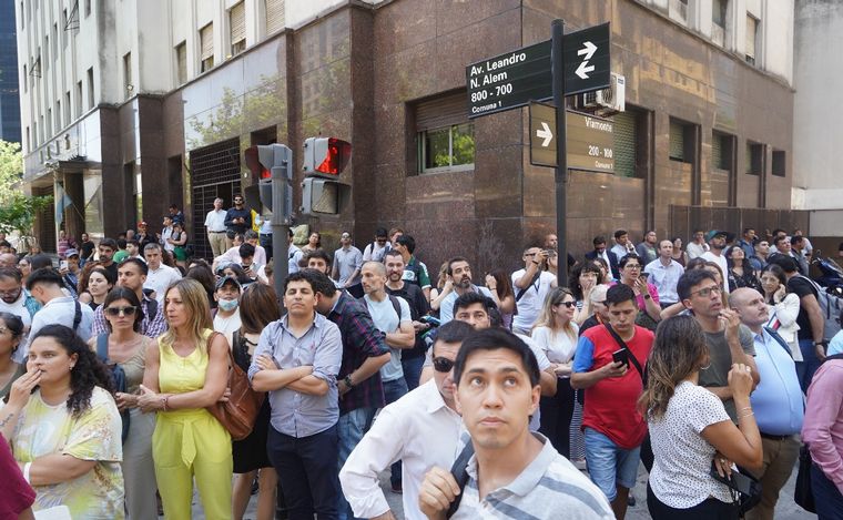 El edificio afectado está en Leandro N. Alem 668, en el bajo porteño. (Foto: Télam)