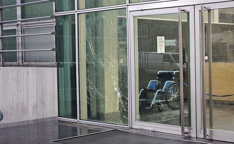 FOTO: El vidrio de al lado de la puerta del Heca fue baleado en la madrugada.