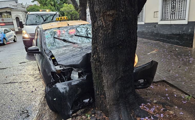 FOTO: La trompa del taxi quedó incrustada en el árbol.