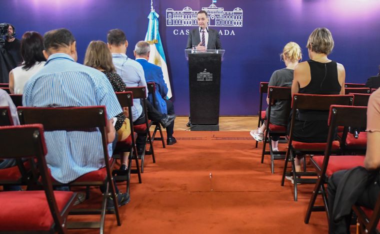 FOTO: El vocero presidencial, Manuel Adorni, en su tercera conferencia.