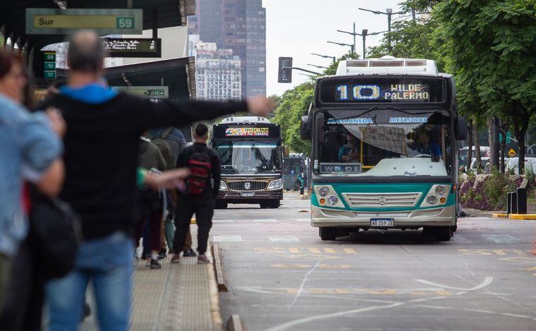 FOTO: Transporte de pasajeros en Buenos Aires. (Foto: NA)