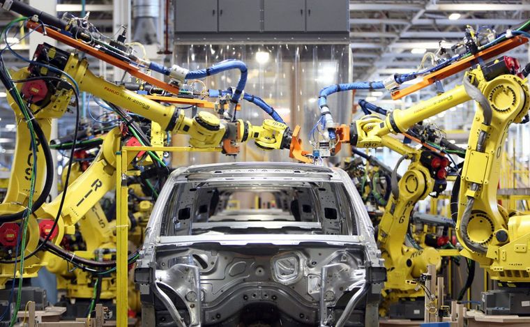 El sector industrial expectante por las medidas anunciadas por Caputo.