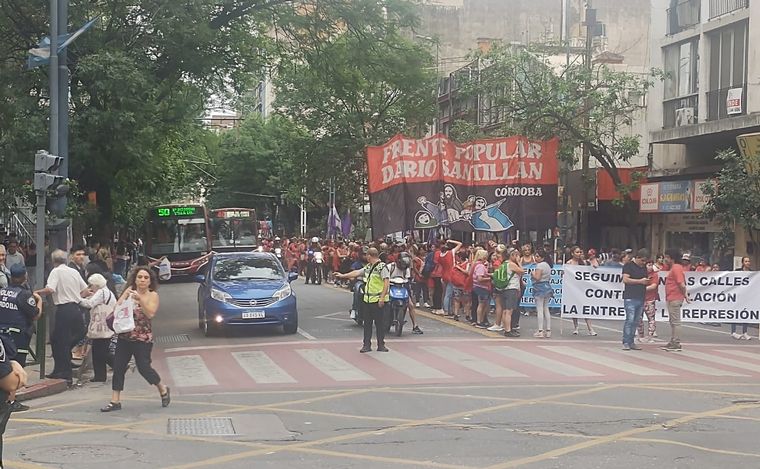 Piqueteros se manifestaron en el centro de la ciudad de Córdoba.