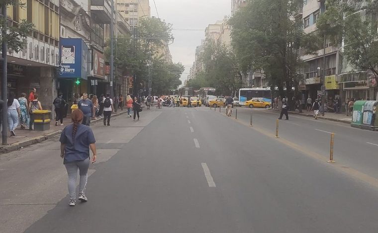 Piqueteros se manifestaron en el centro de la ciudad de Córdoba.