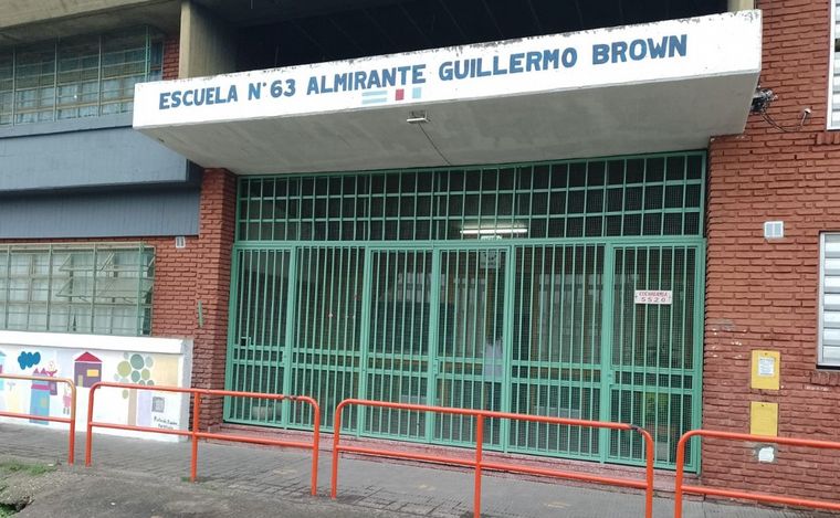 El frente de la escuela baleada.