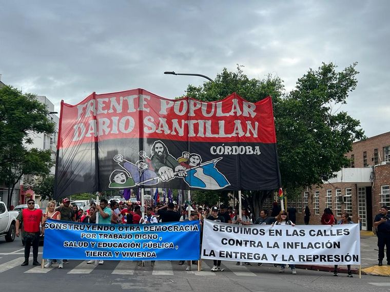 Piqueteros se manifestaron en el centro de la ciudad de Córdoba.