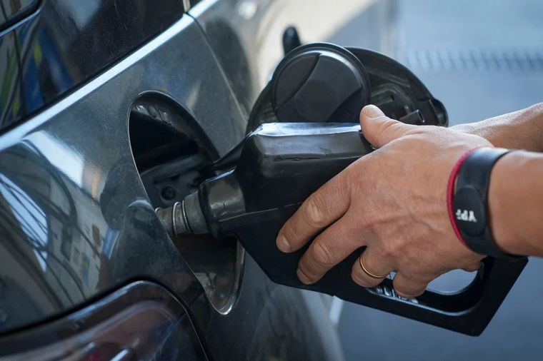 FOTO: Los combustibles suben otro 37% tras la devaluación anunciada por Caputo