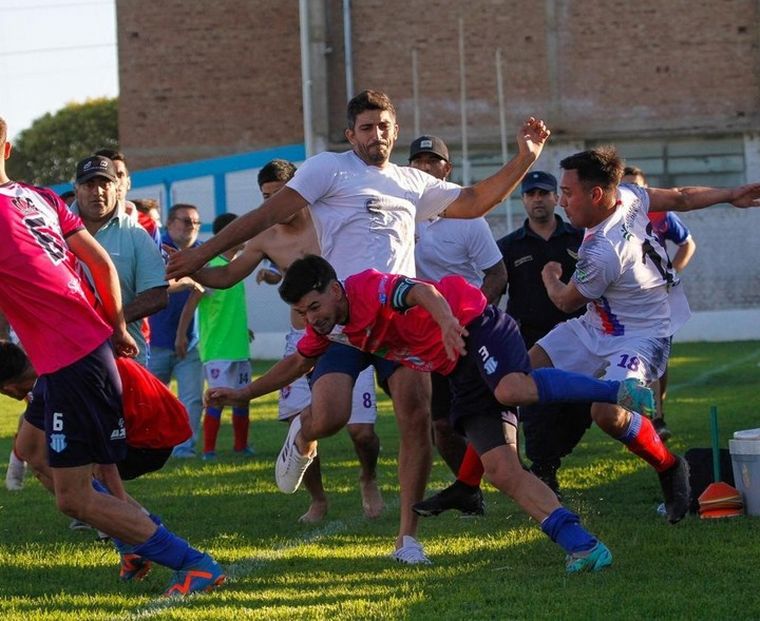 FOTO: Imágenes de la pelea entre Roncedo y Toro. (Foto: Olé)