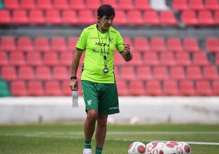 Costas viene de dirigir a Bolivia (Foto: @dtgustavocostas)
