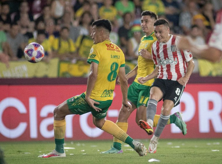 Estudiantes dio la vuelta olímpica tras vencer a Defensa y Justicia