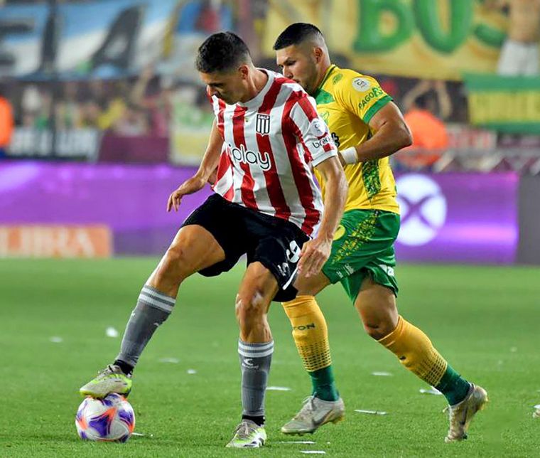 Estudiantes dio la vuelta olímpica tras vencer a Defensa y Justicia