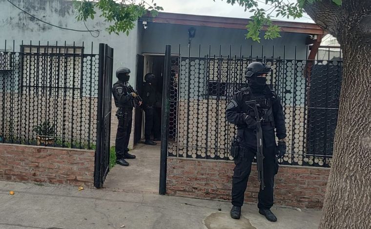 Allanamientos en Empalme Graneros tras las amenazas a Maximiliano Pullaro.