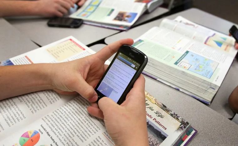 FOTO: Intentan prohibir el uso de celulares en las escuelas de España. (Foto: Revista 23)