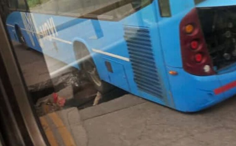 Un colectivo quedó atascado en un pozo.