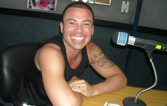 Carlos Jiménez en los estudios de Radio Popular