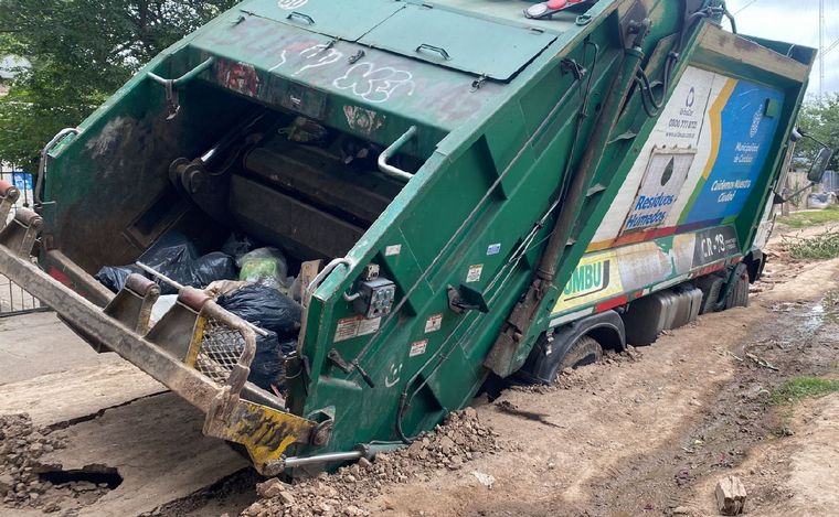Un camión se hundió en una calle de tierra en Córdoba. (Emanuel Manitta/Cadena 3)