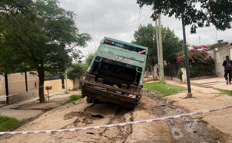 Un camión se hundió en una calle de tierra en Córdoba. (Emanuel Manitta/Cadena 3)