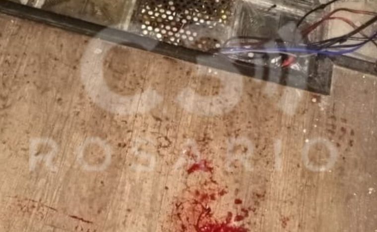 FOTO: Las marcas de sangre en el piso tras el ataque.