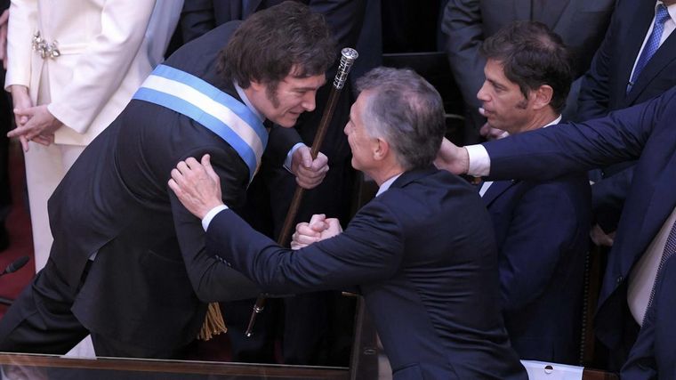 FOTO: Milei y el gobernador de Buenos Aires, el día de la asunción presidencial.