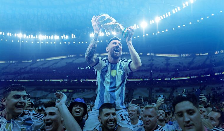 FOTO: 18-12-22: El mundo a los pies de Messi.