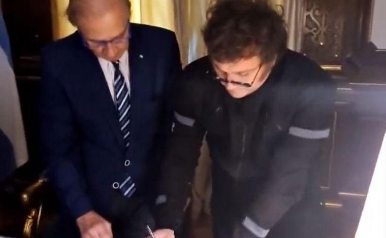 Milei realizó un vivo desde su despacho. (Foto: Captura transmisión)