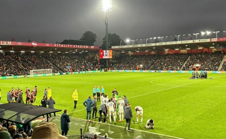 Los jugadores de ambos equipos al costado de la cancha. (Foto:@LaMediaInglesa)