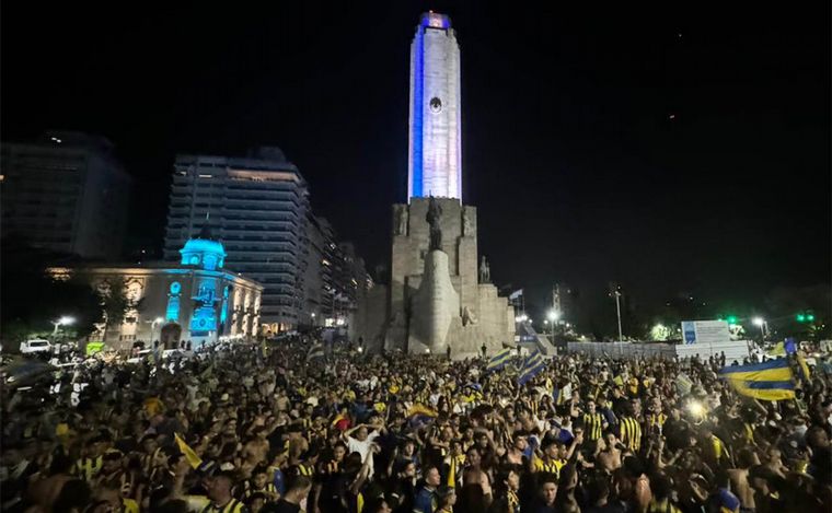 FOTO: Locura de los hinchas en el Monumento: Central es campeón y así se festeja.