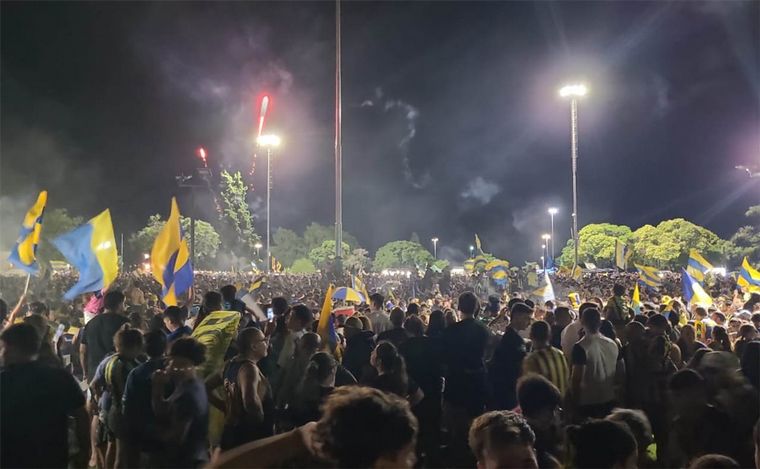 Fiesta auriazul en el Monumento: Central es campeón y así se festeja en Rosario.