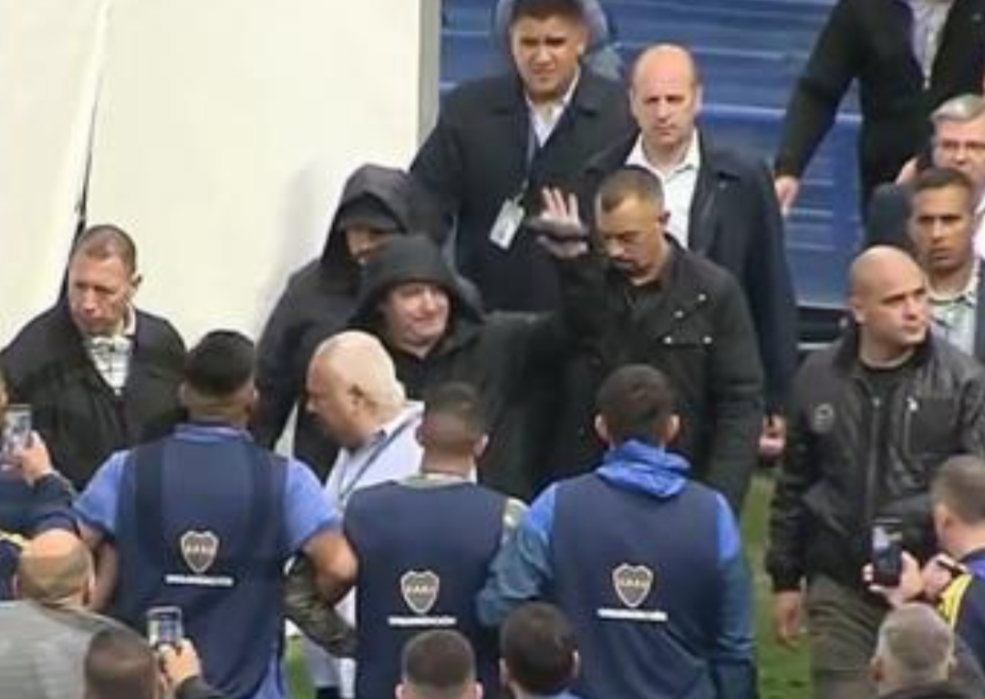 Milei votó en las elecciones de Boca y provocó la reacción de hinchas 