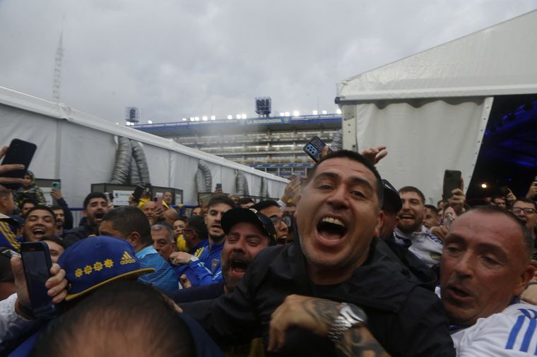 FOTO: Riquelme salió acompañado de una multitud de hinchas. (Foto:@EternoDiez)