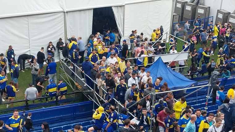 La lluvia no impidió que los hinchas de Boca voten.