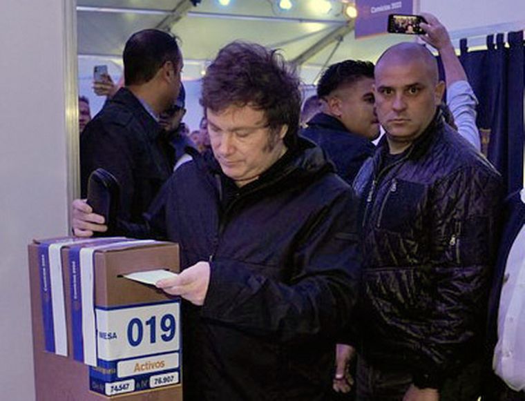 Javier Milei, en el momento en que sufragó en Boca. 