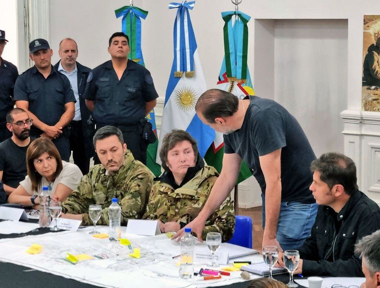 FOTO: Milei, en el comité de crisis en Bahía Blanca.