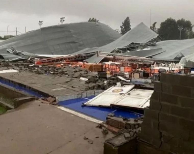 FOTO: Una feroz tormenta derribó el techo del Club Bahiense del Norte con saldo trágico. 
