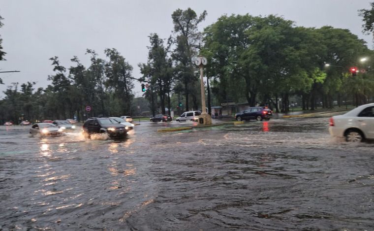 La intersección de Oroño y 27 de Febrero, inundada por la constante lluvia.