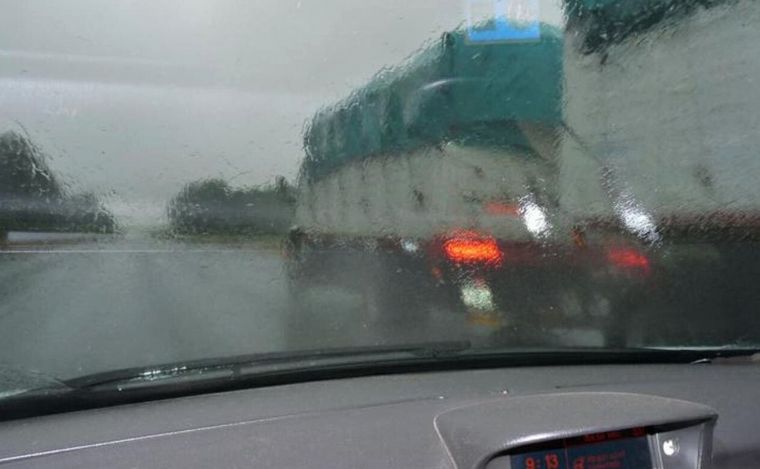 FOTO: La lluvia complica los viajes en rutas y autopistas. Piden extremar precauciones.