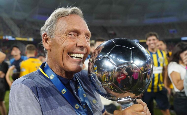 Miguel Ángel Russo con la Copa de la Liga.
