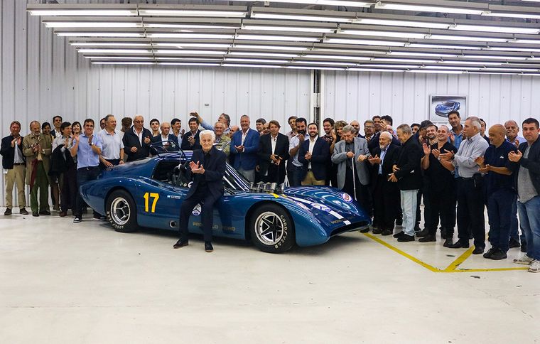 FOTO: Ford Argentina homenajeó al cordobés Pronello, creador del Huayra SP.