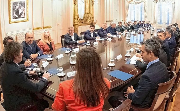 Milei junto a los gobernadores (Foto @OPEArg)