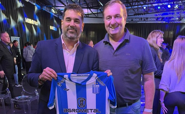 Nebbia, presidente de Argentino, junto al titular del 