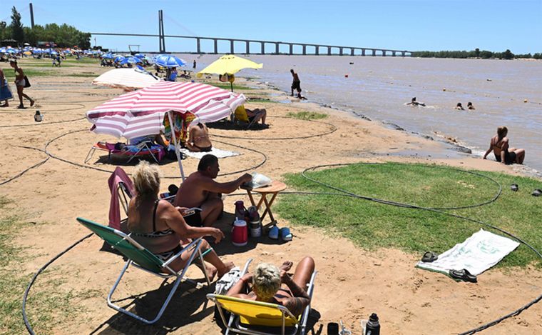 FOTO: La crecida del río Paraná achica metros de playa y desafía a amantes del agua.