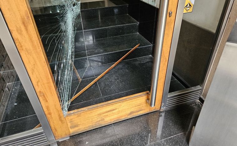 La puerta del edificio, destruida tras el intento de robo.