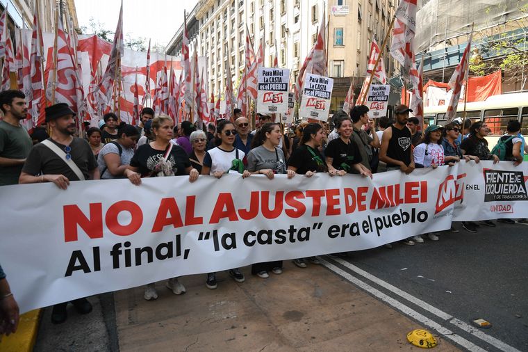 Marcha de organizaciones sociales y piqueteras en Buenos Aires. (Télam)