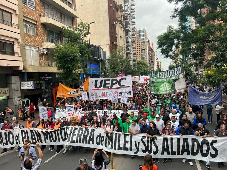 Manifestantes marchan en la capital cordobesa contra las medidas de Milei. 