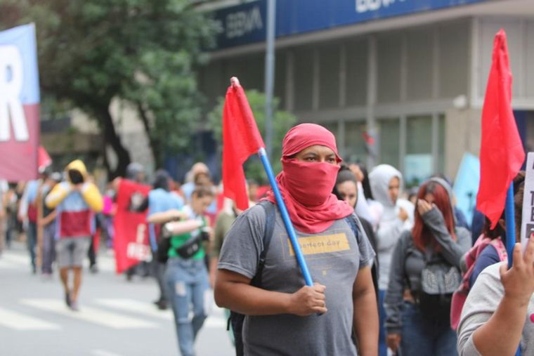 Manifestantes marchan en la capital cordobesa contra las medidas de Milei.