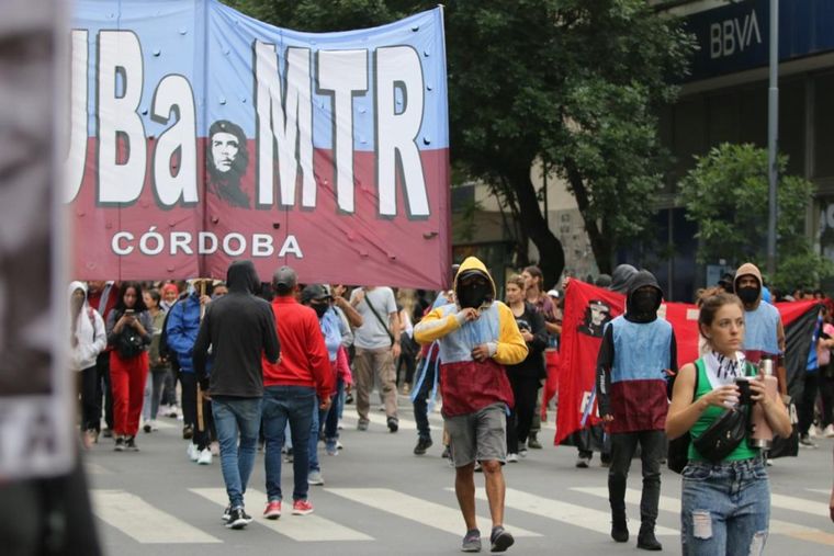 Manifestantes marchan en la capital cordobesa contra las medidas de Milei.