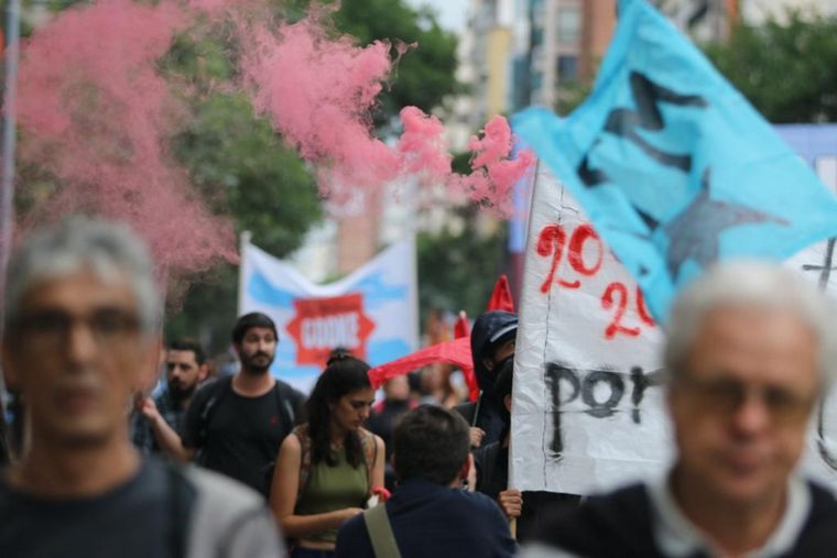FOTO: Manifestantes marchan en la capital cordobesa contra las medidas de Milei.